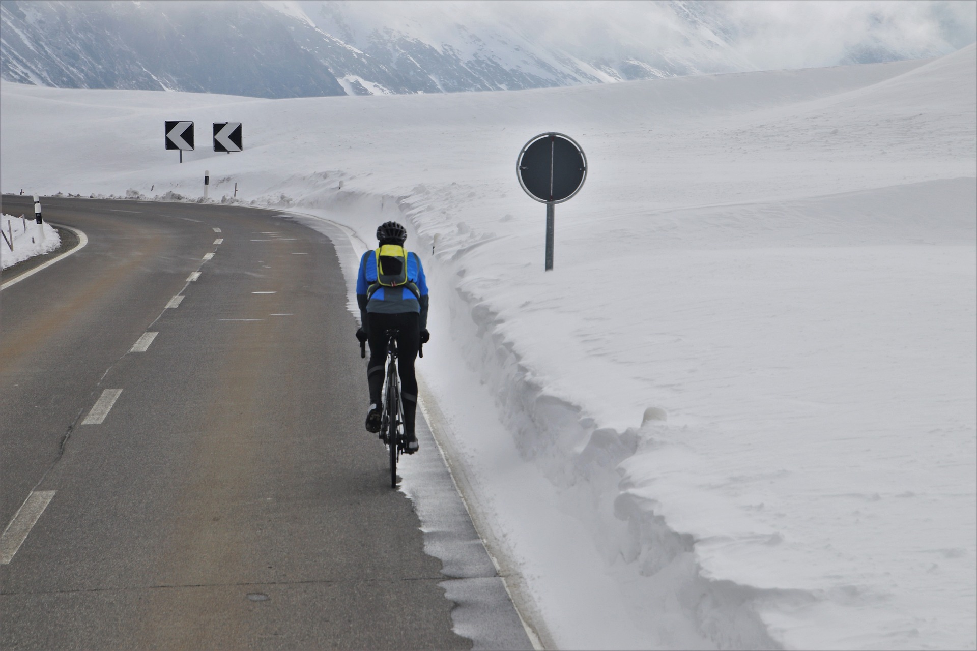 Im Winter ergänzen atmungsaktive-Funktionstücher die Radausrüstung