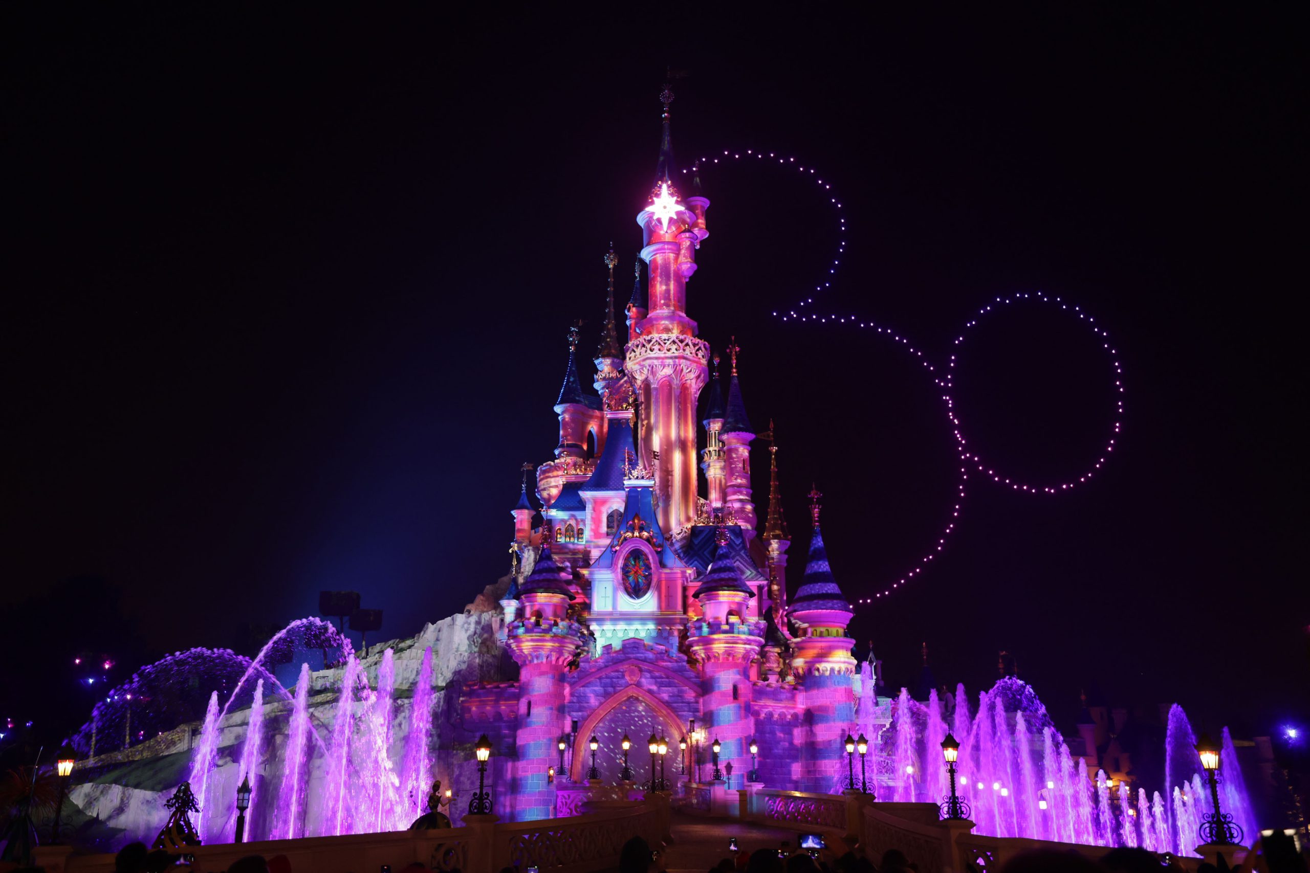 Disneyland® Paris Jubiläums-Show Disney D-Light wird zur besten Live-Unterhaltung 2022 gekürt