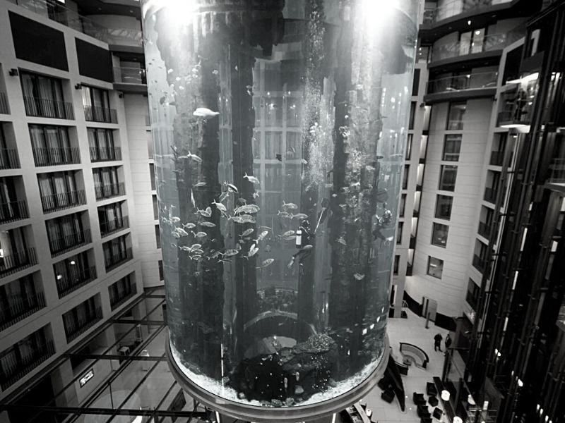 Update: AquaDom in Berlin komplett zerstört