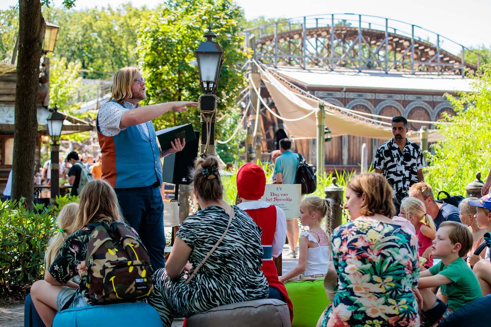 Tag des Märchens in Efteling: Mitarbeiter des Freizeitparks lesen vor